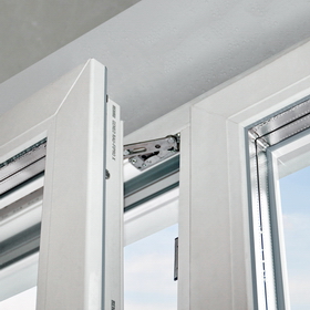 Откинутая оконная створка Рехау Генео со скрытой петлей Откинутая оконная створка Рехау Генео со скрытой петлей